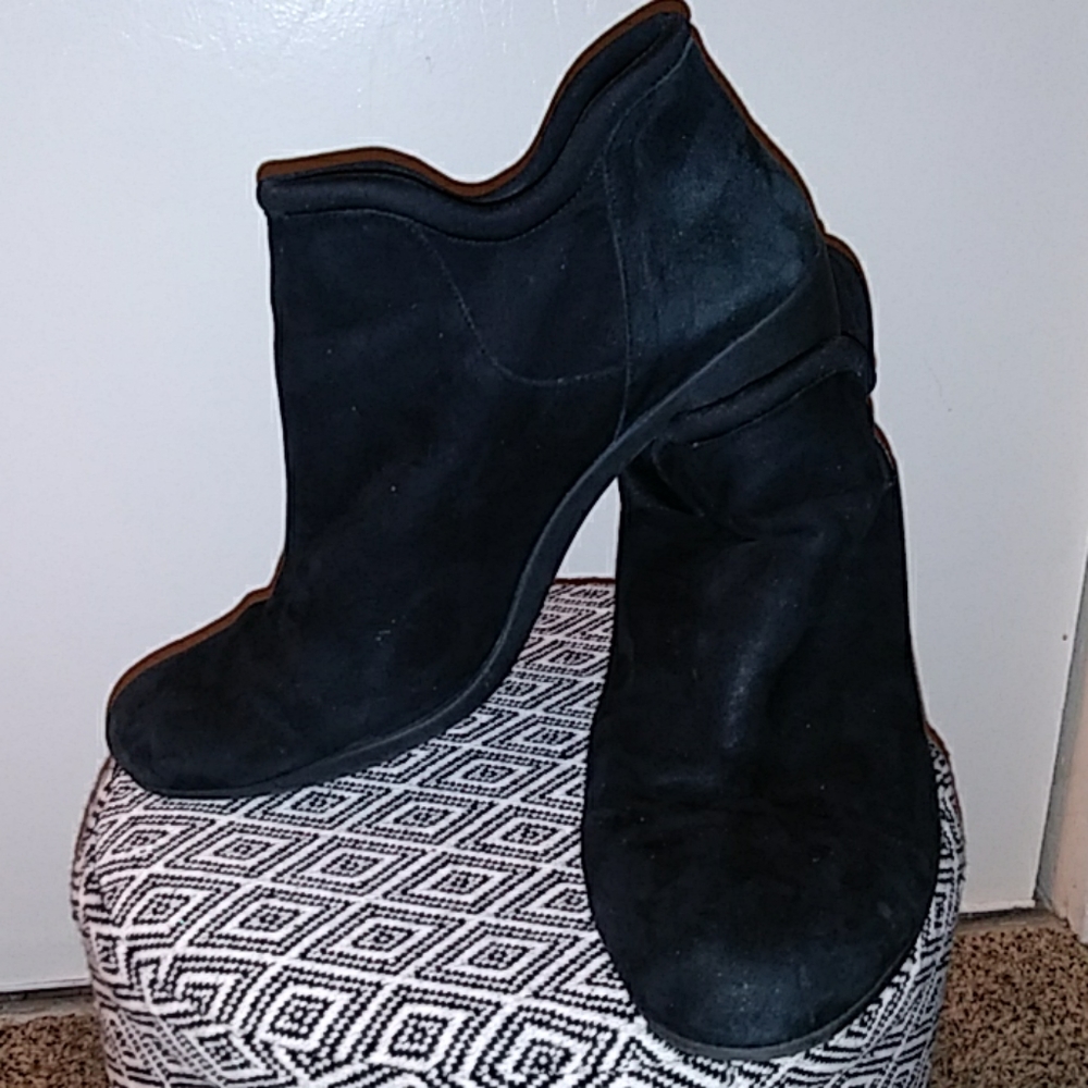 Clarks Suede Adya Bella Artisan Booties - EUC - Picture 7 of 9